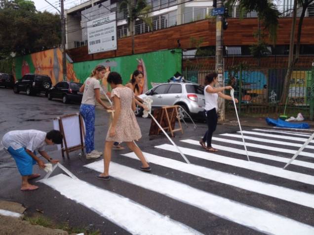 Moradores se organizaram para pintar a faixa por conta própria Moradores se organizaram para pintar a faixa por conta própria