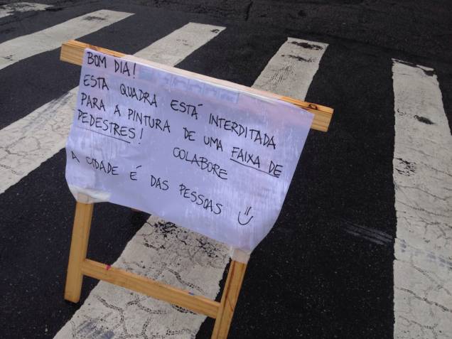 Placa informava o fechamento da Rua Pascoal Vita, na Vila Madalena Placa informava o fechamento da Rua Pascoal Vita, na Vila Madalena