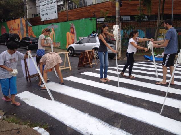 Rua ficou fechada pelos moradores no começo da tarde deste domingo (8) Rua ficou fechada pelos moradores no começo da tarde deste domingo (8)