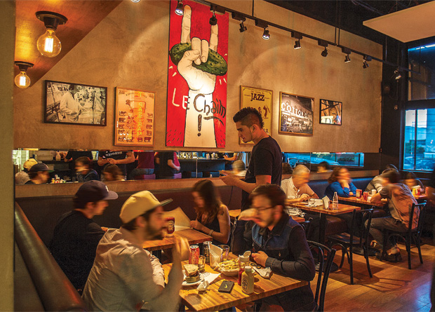 Z Deli Sandwich Shop: concorrido salão de Pinheiros Z Deli Sandwich Shop: concorrido salão de Pinheiros