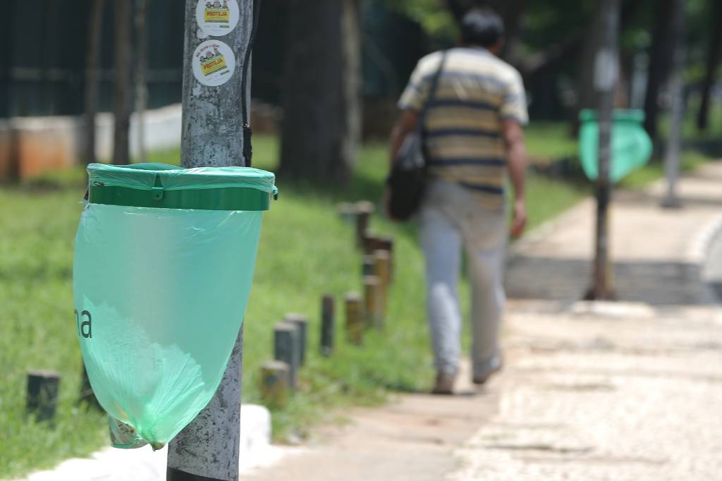 Prefeitura testa lixeira sem cesto para evitar vandalismo