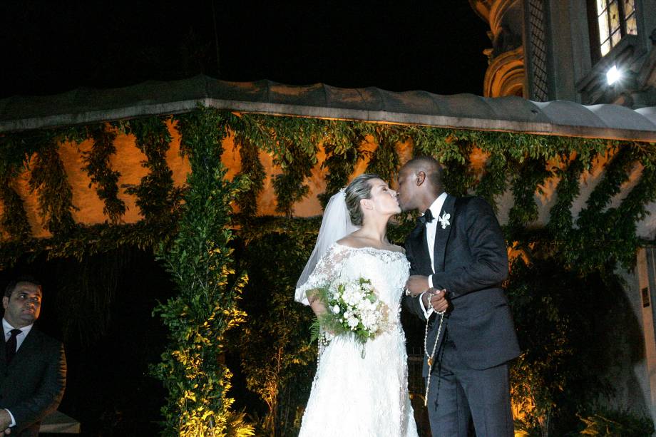 Thiaguinho e Fernanda Souza, na saída da Igreja Nossa Senhora do Brasil 