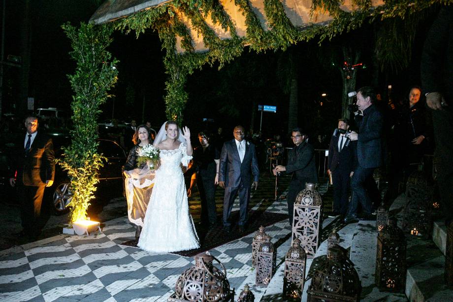 A noiva Fernanda Souza chega à Igreja Nossa Senhora do Brasil 