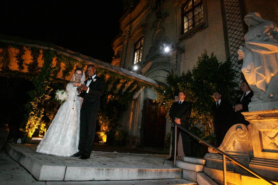 Thiaguinho e Fernanda Souza na saída da Igreja Nossa Senhora do Brasil