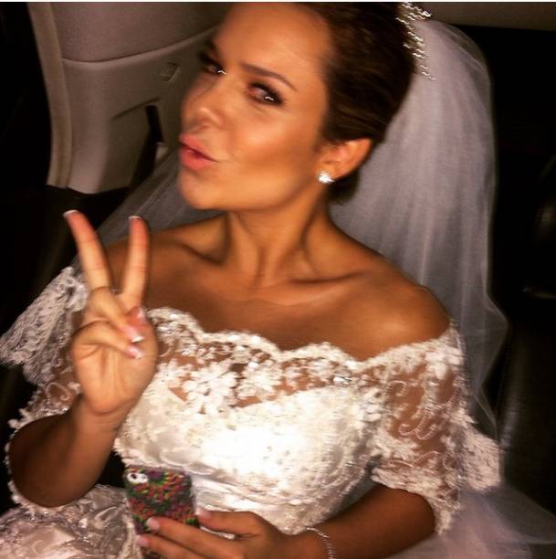 Fernanda Souza postou foto a caminho da Igreja Nossa Senhora do Brasil