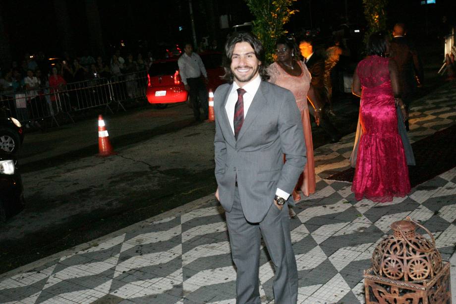O sertanejo Mariano, da dupla Munhoz e Mariano, que chegou em um Camaro amarelo