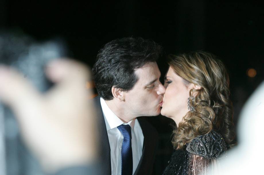 O apresentador Celso Portiolli e sua mulher