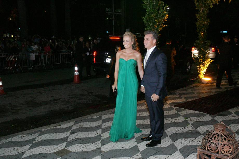 Os apresentadores globais Luciano Huck e Angélica