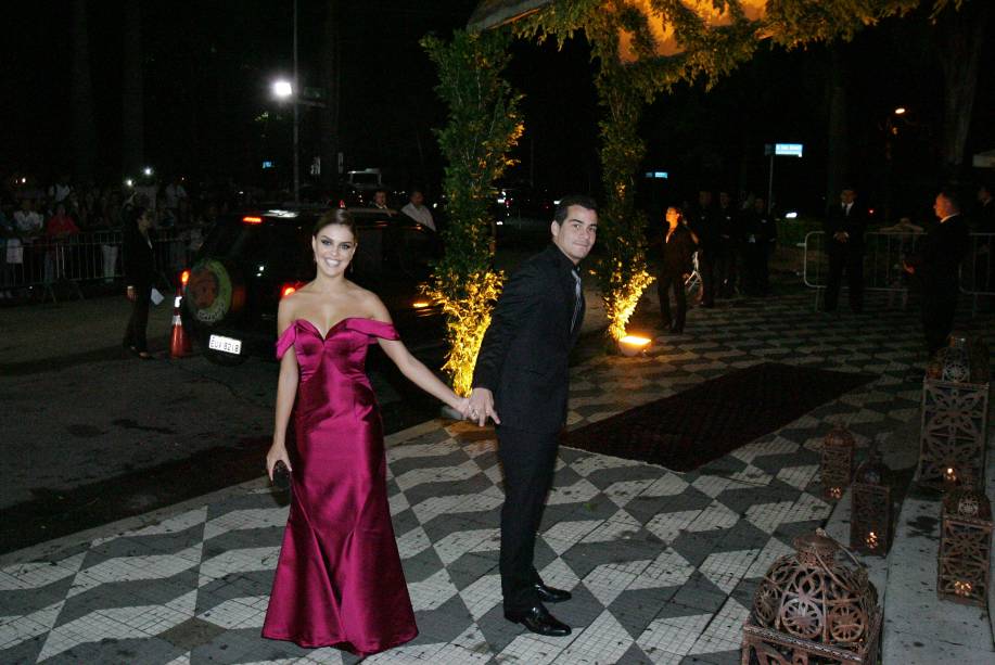 Os atores Paloma Bernardi e Thiago Martins