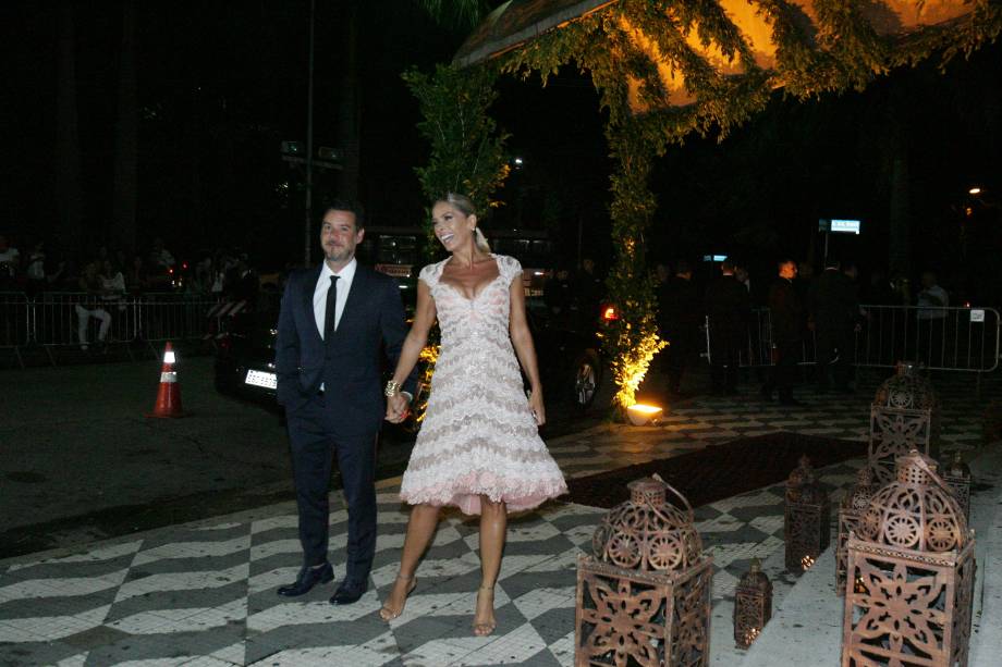 Adriane Galisteu e o marido, Alexandre Iódice, que chegaram atrasados