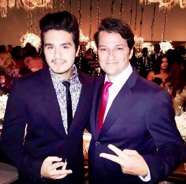 Luan Santana também postou foto ao lado do ator Marcelo Serrado