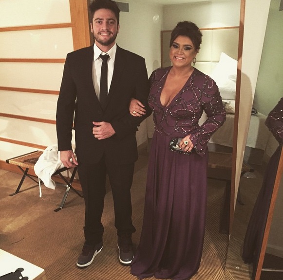 Preta Gil e o marido deixam o Hotel Emiliano