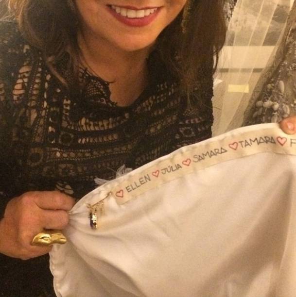 Fernanda colocou o nome de amigas que querem casar no vestido