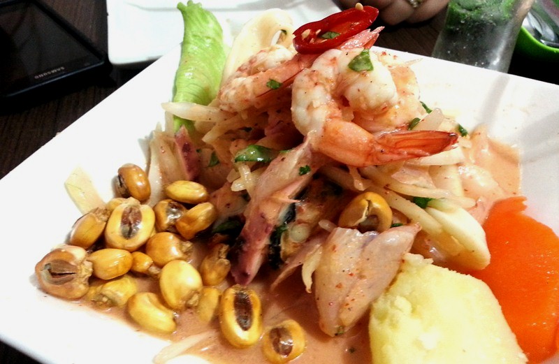 Rinconcito Peruano: ceviche misto clássico de peixe branco, camarão, lula, polvo, batata-doce, milho e pimenta Rinconcito Peruano: ceviche misto clássico de peixe branco, camarão, lula, polvo, batata-doce, milho e pimenta