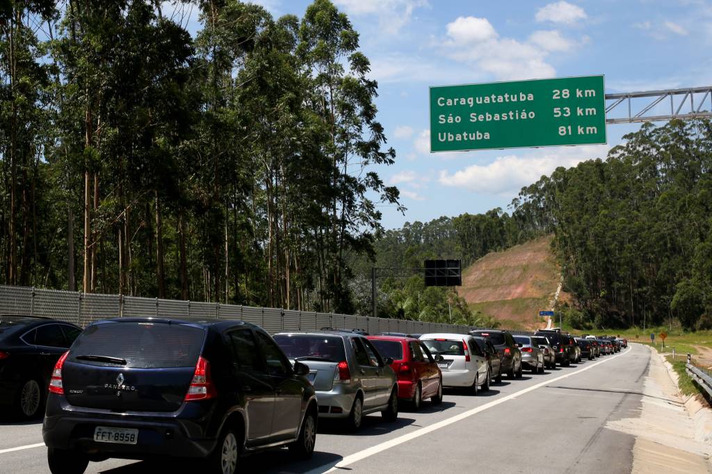 Após retirada de caminhão tombado, Tamoios tem 45 km de filas
