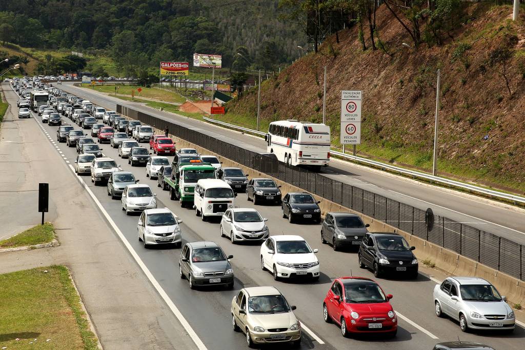 Fernão Dias e Mogi-Bertioga têm mais de 30 km de filas neste sábado