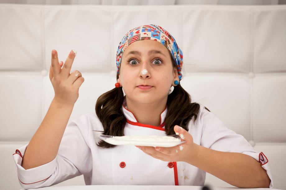 O sucesso começou após os pais de Rebeca postarem vídeos da garotinha cozinhando em casa O sucesso começou após os pais de Rebeca postarem vídeos da garotinha cozinhando em casa