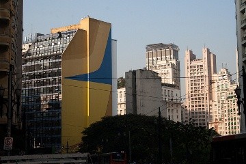 Mural na Rua Xavier de Toledo, de Tomie Ohtake