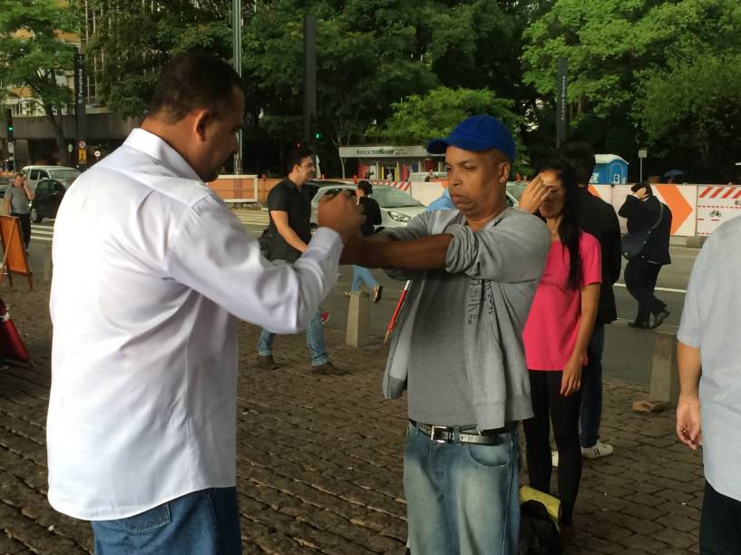 	"Colar as mãos" é movimento inicial para o começo da hipnose