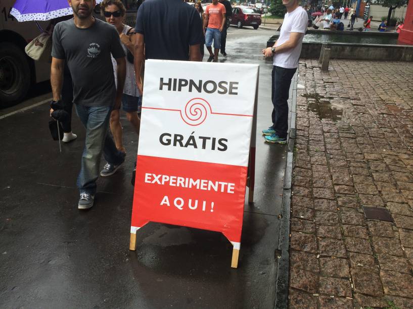 	Placa "Hipnose Grátis" tentava atrair curiosos a se submeterem à prática