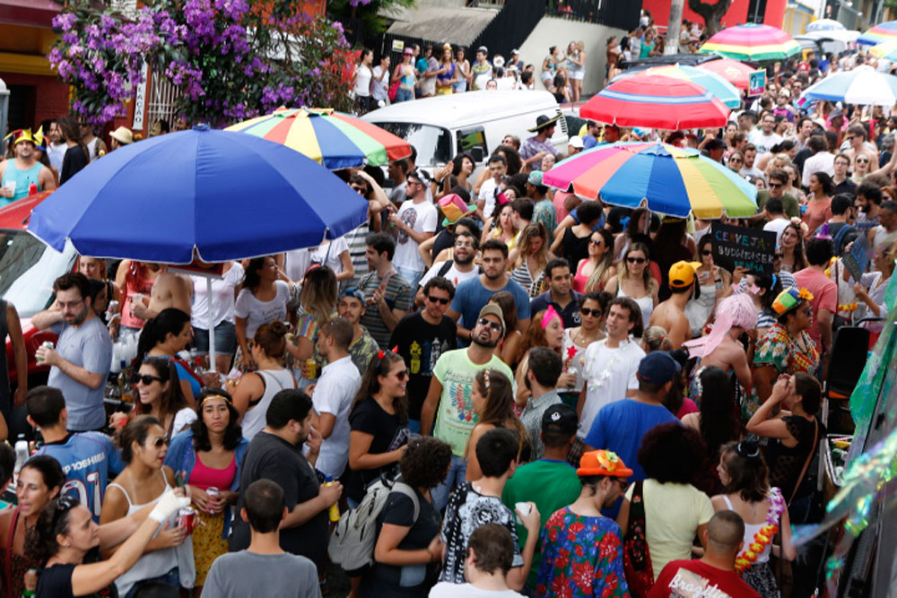 Blocos de rua que desfilam neste sábado (3) na capital