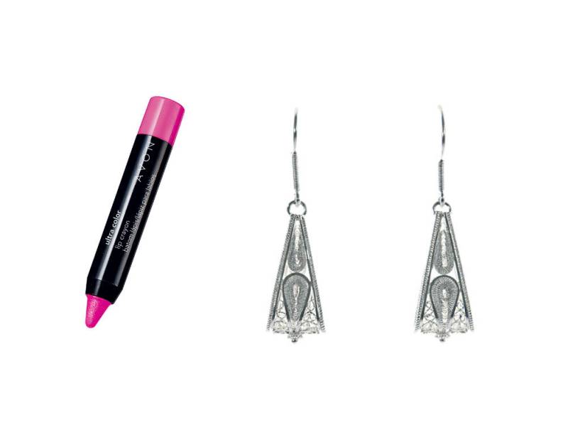 	Neoclássico. O pink renova o desenho de joiaantiga. Lápis cremoso Showstopper Pink, Lip Crayon Ultra Color, Avon. R$ 22,99. www.avon.com.br. Brincos de prata, Dela. R$ 147,00. Avenida Pedroso de Morais, 344, conjunto 5, ☎ 3097-0828, www.lojadela.com.br.