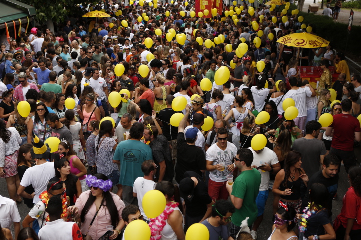 Foliões no bloco Fogo e Paixão, no sábado (31)