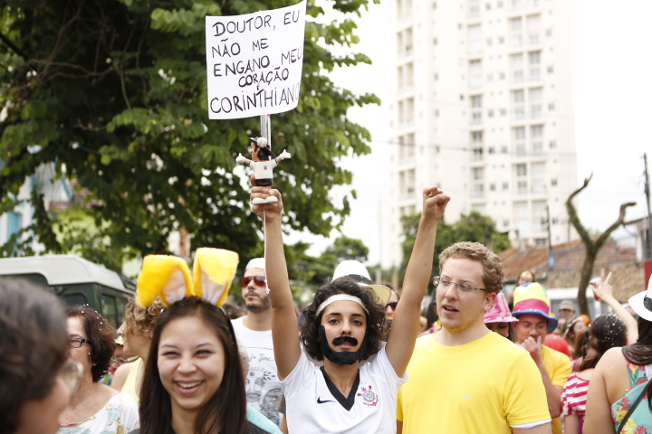 Foliões no bloco Passaram a mão na Pompeia, no sábado (31)