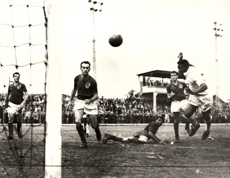 Jogo contra o Santos, em 1959: Pelé marcou o gol mais bonito da carreira na Mooca Jogo contra o Santos, em 1959: Pelé marcou o gol mais bonito da carreira na Mooca