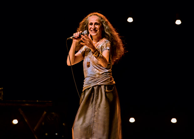 Maria Bethânia leva ao palco espetáculo que celebra os cinquenta anos de carreira