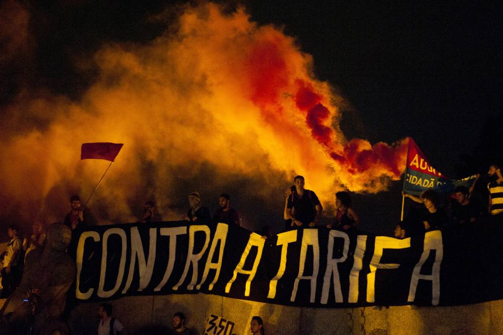 Black blocs atacam fotógrafos em ato contra o aumento da tarifa