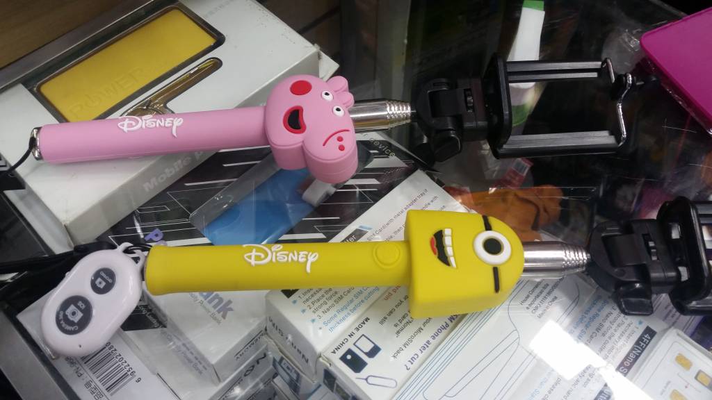 Variações divertidas do “pau de selfie” são vendidas no centro