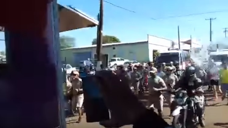 Vídeo mostra homem tentando apagar a tocha olímpica com balde d’água