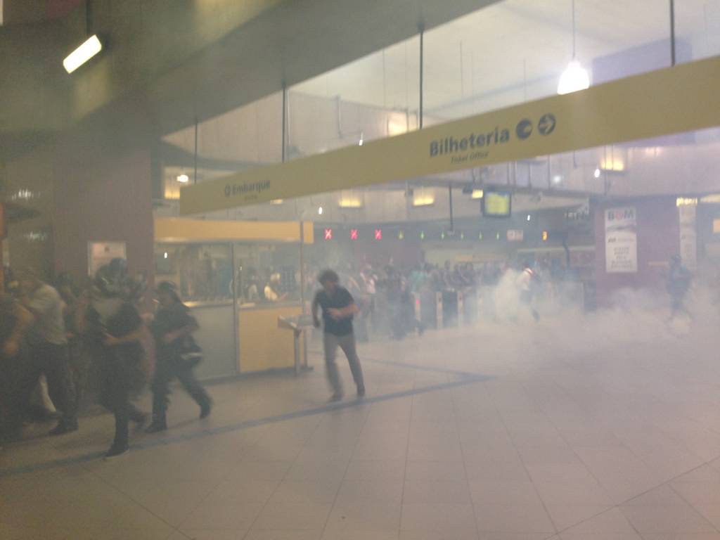 Ato do MPL termina com bombas de gás em estação do metrô