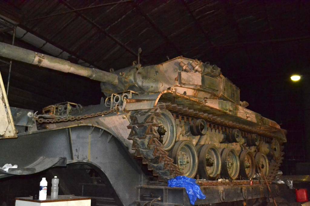 Polícia encontra tanques de guerra em galpão na Zona Sul