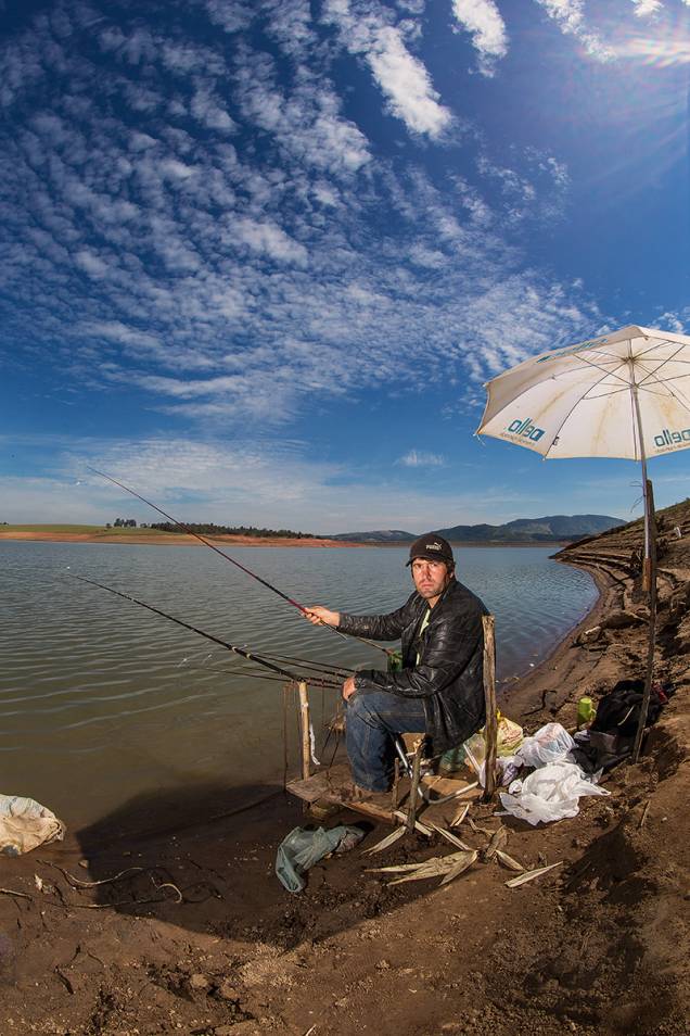 Agricultor passa seis horas sem pegar peixe: colapso hídrico já registrado em outubro de 2014 Agricultor passa seis horas sem pegar peixe: colapso hídrico já registrado em outubro de 2014