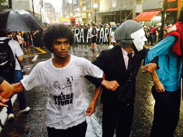 Chuva forte: temporal não impediu o protesto Chuva forte: temporal não impediu o protesto