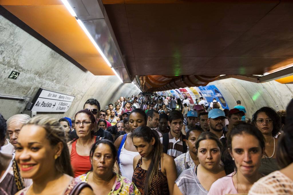 Falta de energia prejudica ônibus, metrô e provoca filas na capital