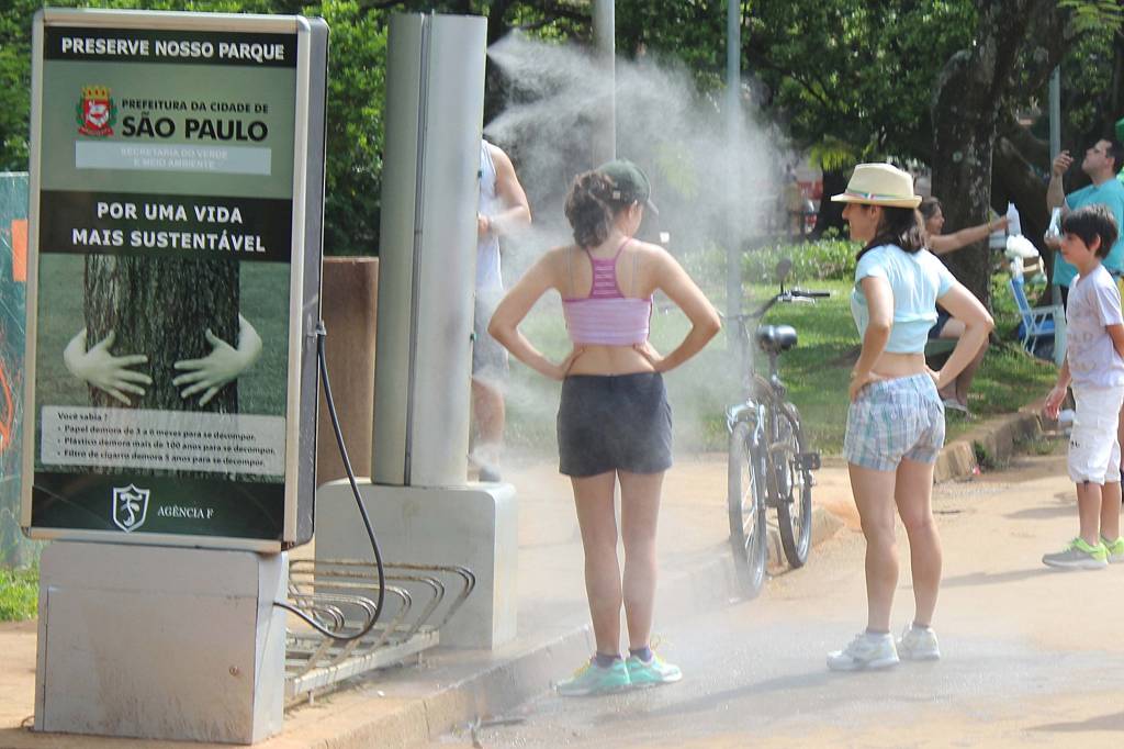 Com calor intenso, paulistanos buscam refresco no parque e na piscina