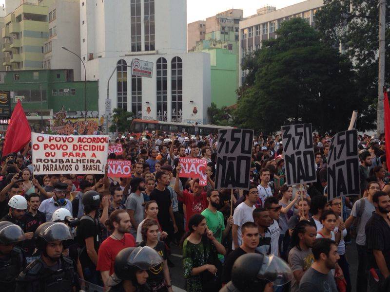 Passeata come&ccedil;ou a descer em dire&ccedil;&atilde;o ao centro pela Rua da Consola&ccedil;&atilde;o