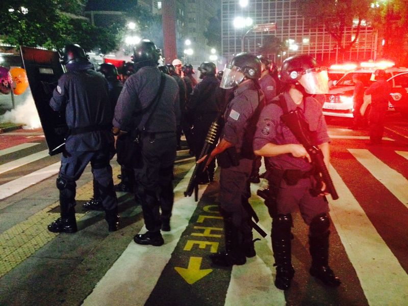 PMs começaram a dispersar os manifestantes com armas químicas