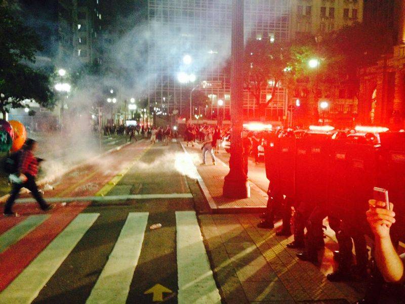 Bombas de gás lacrimogêneo foram atiradas sobre as pessoas em frente ao Theatro Municipal Bombas de gás lacrimogêneo foram atiradas sobre as pessoas em frente ao Theatro Municipal