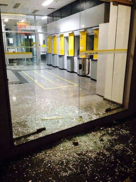 Polícia Militar informou que pelo menos três agências bancárias foram depredadas na região central Polícia Militar informou que pelo menos três agências bancárias foram depredadas na região central