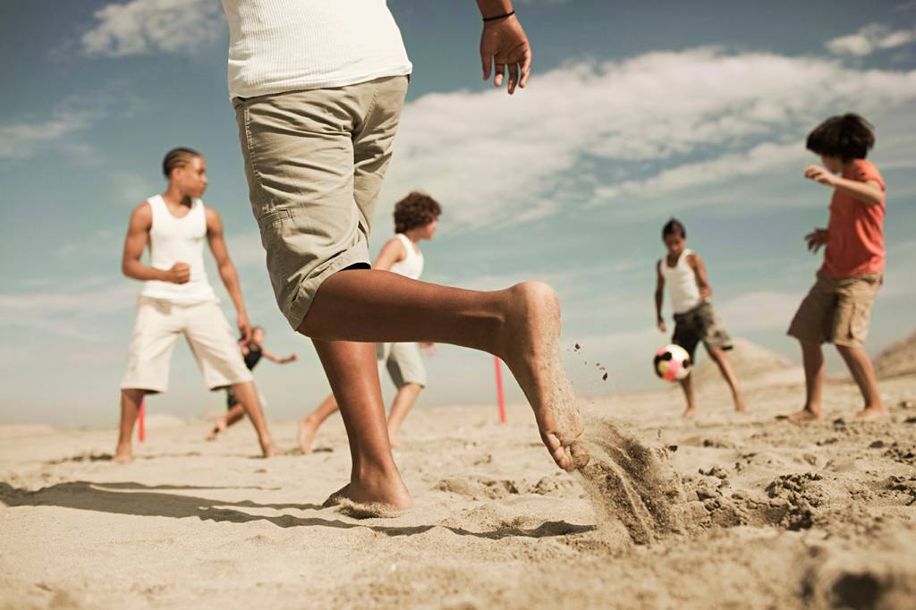 Como se divertir praticando futebol de areia