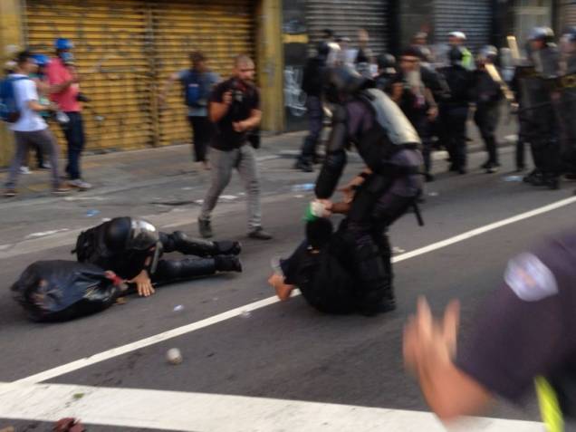 PM entra em confronto com manifestantes no centro PM entra em confronto com manifestantes no centro