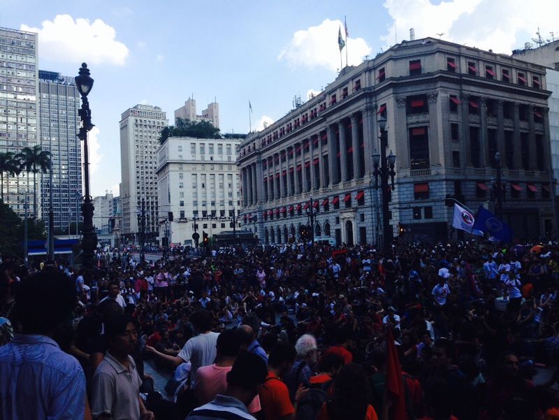 Entorno do Teatro Municipal já está lotado