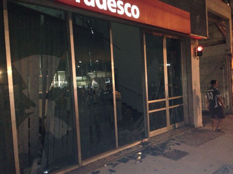 Agência quebrada por mascarados na Consolação Agência quebrada por mascarados na Consolação