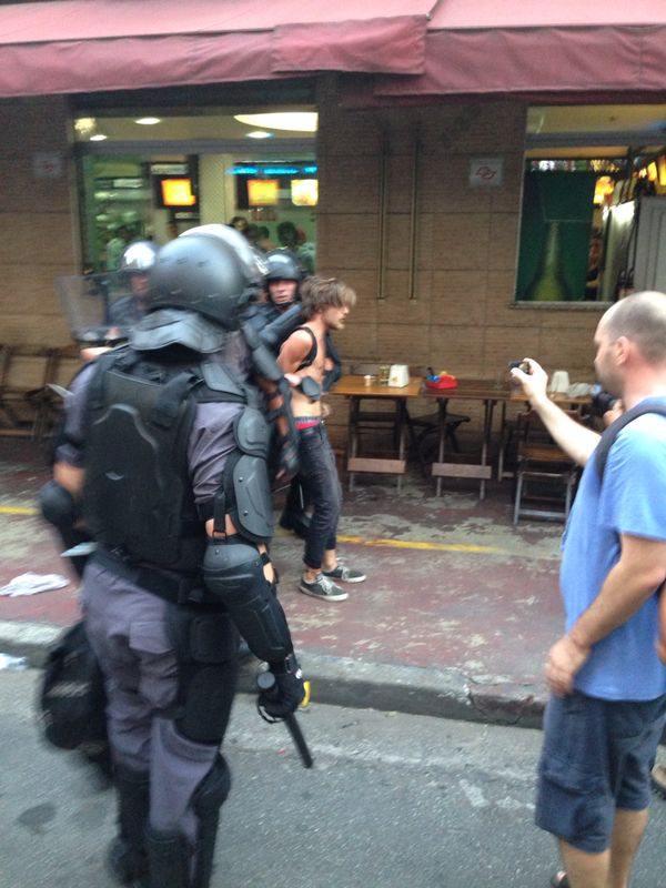 Manifestante é detido pela polícia Manifestante é detido pela polícia