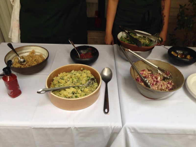 A mesa de saladas e acompanhamentos