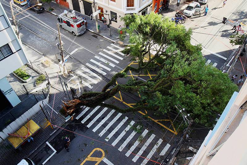 Mais de 24 horas após chuva, 400 mil pessoas ainda estão sem energia